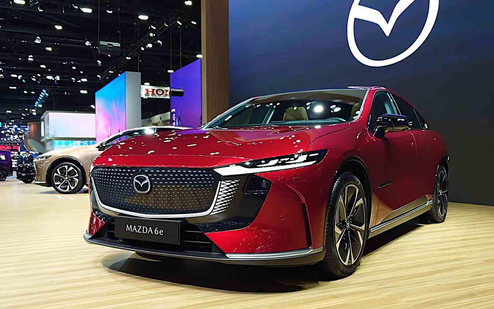 Mazda 6e Resmi Mengaspal di GIIAS 2026, Sedan Listrik Bergaya Fastback Ini Siap Tantang Tesla Model 3 dan BYD Seal