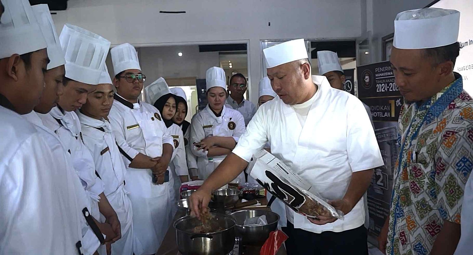 Chef Jepang Turun Gunung ke Bandung, Mahasiswa LPT Panghegar Diajari Rahasia Sushi Otentik
