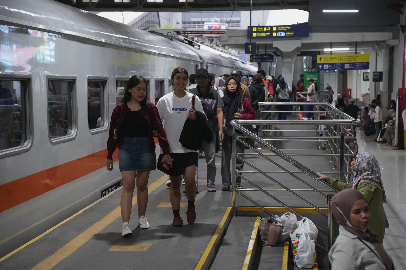 Tujuh Bulan Awal 2026, Penumpang Commuter Line Wilayah 2 Bandung Membludak, Jumlahnya?
