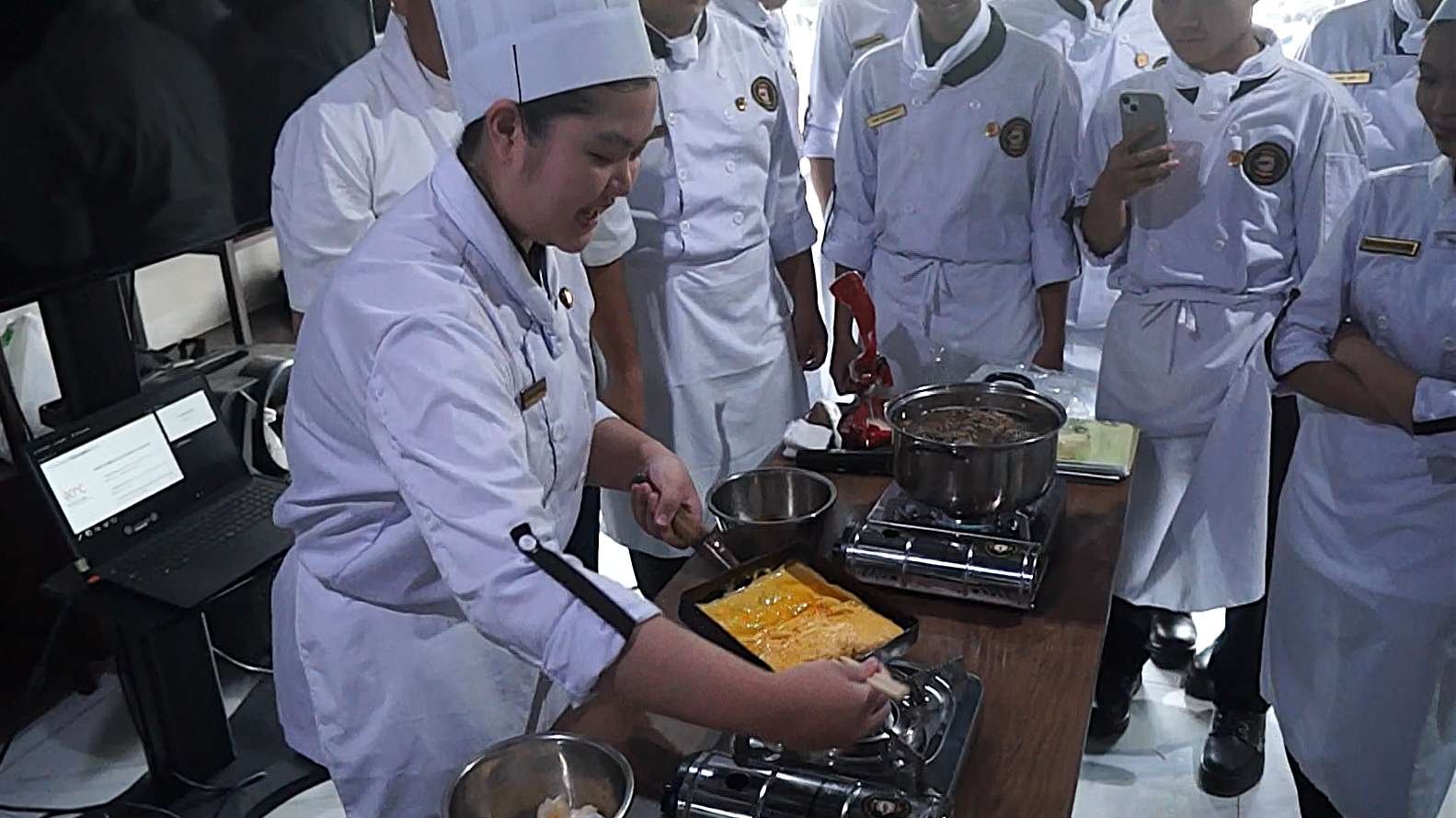 Bukan Sekadar Praktik Masak! Mahasiswa Lpt-Panghegar Bandung Dapat Ilmu Langsung Dari Chef Tomonaga Dari Jepang Bikin Sushi Otentik