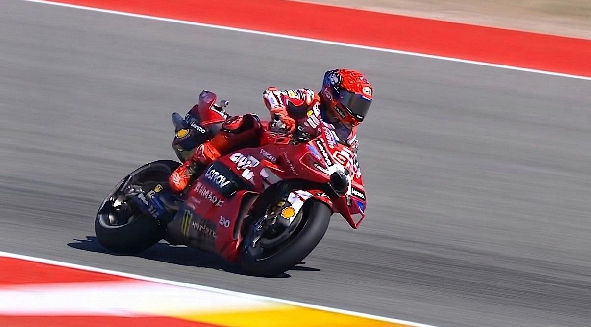 Hampir Bersenggolan! Marc Marquez Akhirnya Taklukkan Bezzecchi di MotoGP Aragon