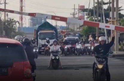 Sempat Viral, Nekat Terobos Perlintasan, Beberapa Pemotor Nyaris Pindah Alam, KAI Buka Suara