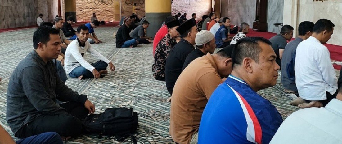 Jurnalis Hilang di Laut, Doa Mengalir dari Masjid Agung Bandung