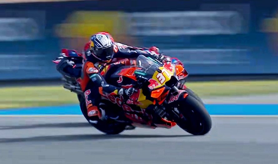 Gila! Pedro Acosta Balas Crash dengan Kemenangan Perdana MotoGP Austria 2026, Marc Marquez Terlempar dari Podium