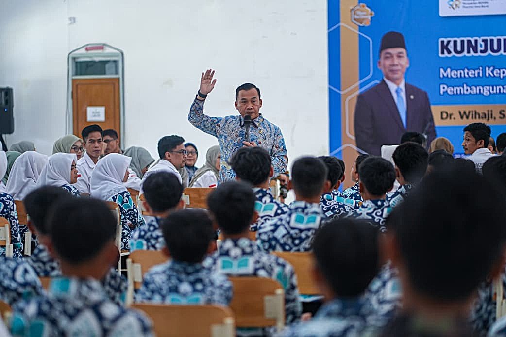 Kunjungi SRMP 11 Bandung Barat, Wihaji Perintahkan Integrasi Program Bangga Kencana di Sekolah Rakyat