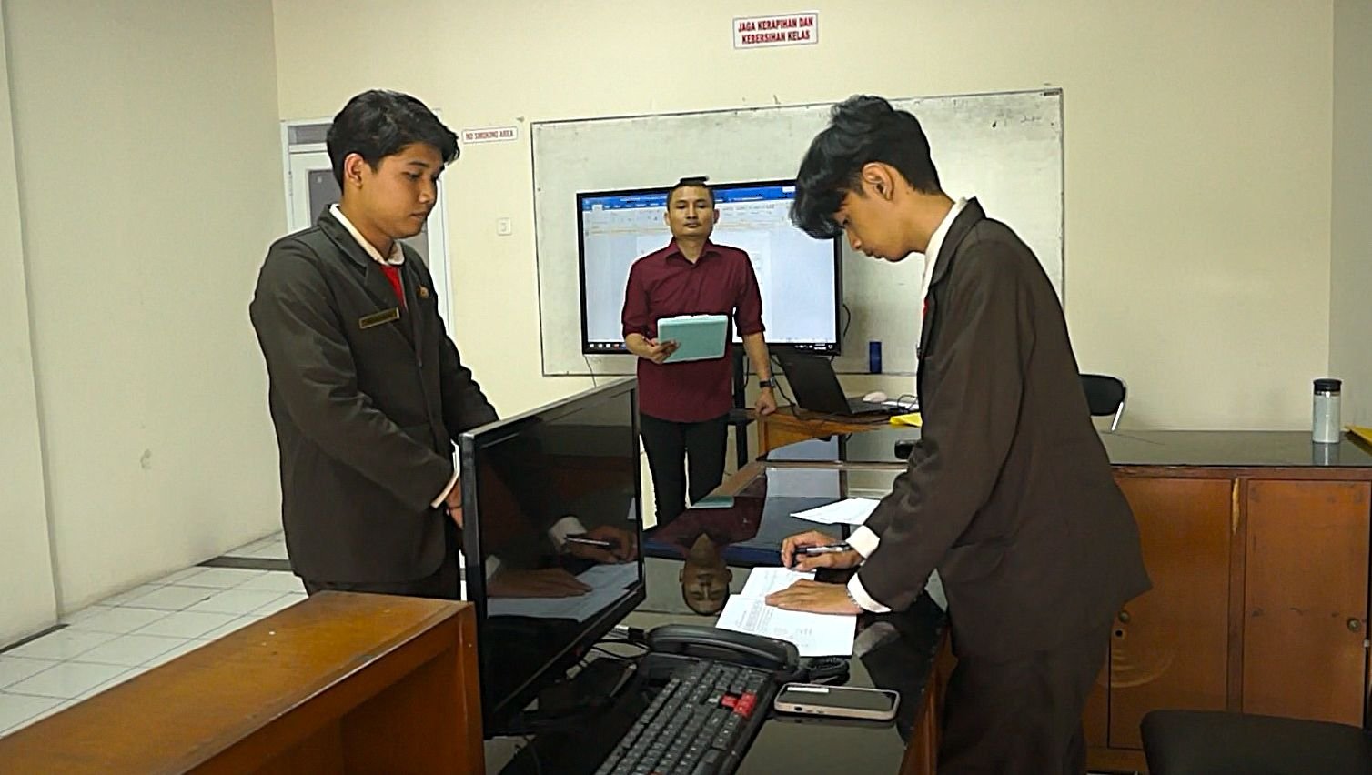 Mahasiswa LPT Panghegar Bandung Diuji Jadi Front Office Profesional, 6 Aspek Ini Jadi Penilaian Terutama Hadapi Gangguan Sistem Hotel
