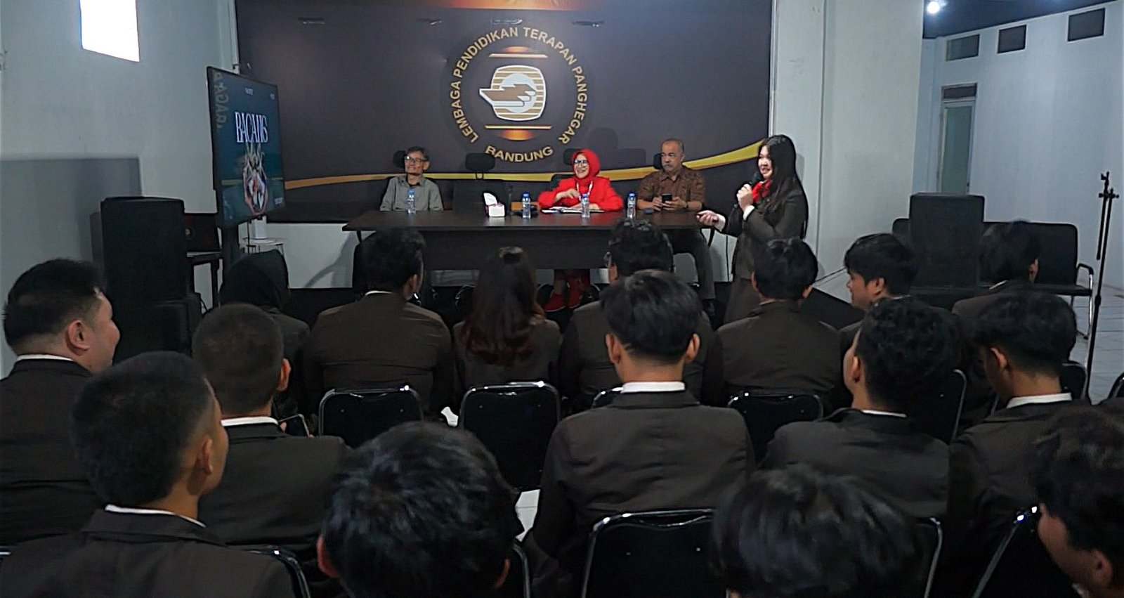 Mahasiswa LPT Panghegar Bandung Presentasikan Makanan Favorit, Alexandra Amanda Bidik Karier sebagai Pastry Chef