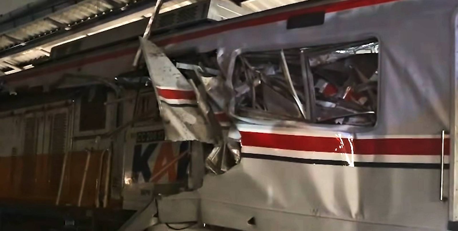 KA Argo Bromo Anggrek Tabrak KRL di Bekasi Timur, Gerbong Hancur dan Penumpang Panik
