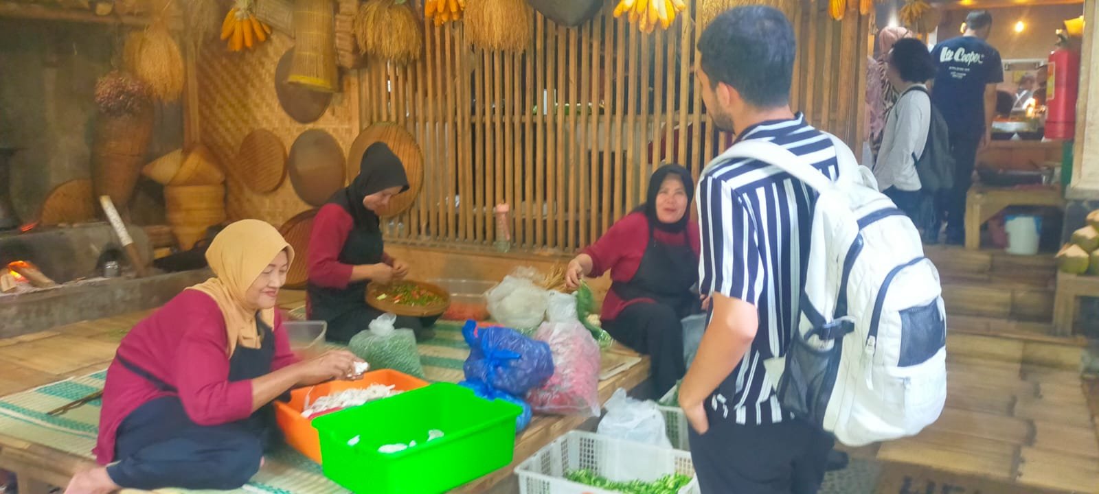 Pencok Daun Katel dan Sambal Si Mak: Salah Satu Kuliner Favorit Konsumen di Pesona Kampung Sunda