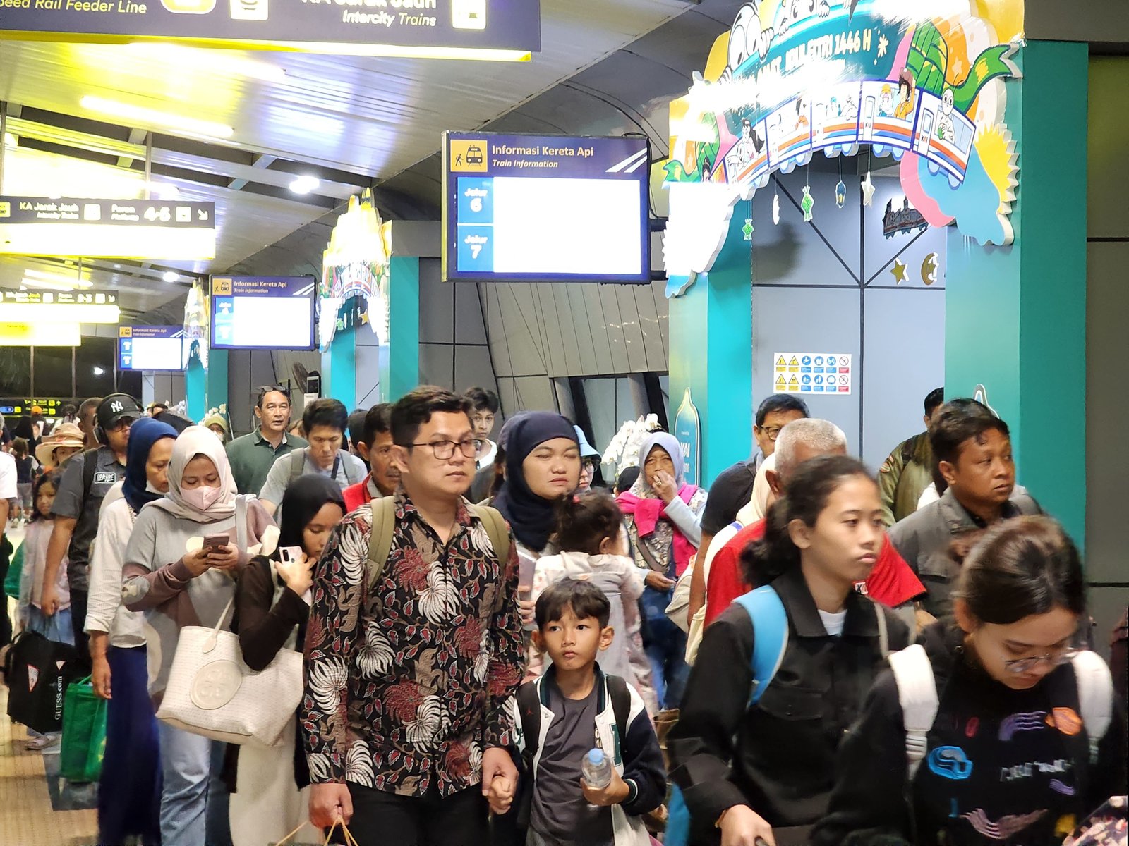 Kereta Kian Favorit, Volume Penumpangnya Ratusan Juta Orang, Commuter Line Paling Diminati, Ini Kata Bos KAI