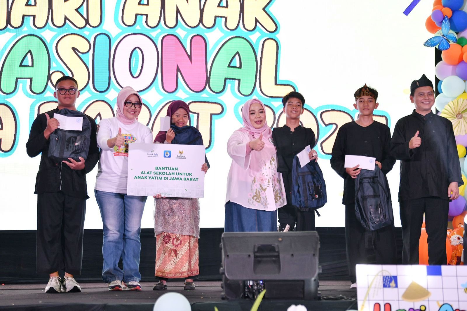 DP3AKB Jabar Raih Rekor MURI untuk Permainan Anak Tradisional Berkebaya