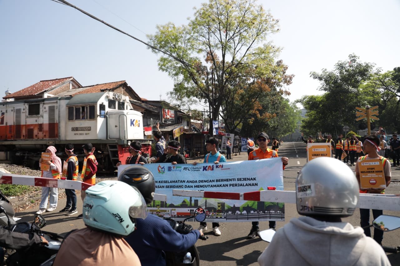 HUT Kemerdekaan Bukan Berarti Bebas Terobos Perlintasan Sebidang, KAI: Tetap Disiplin!