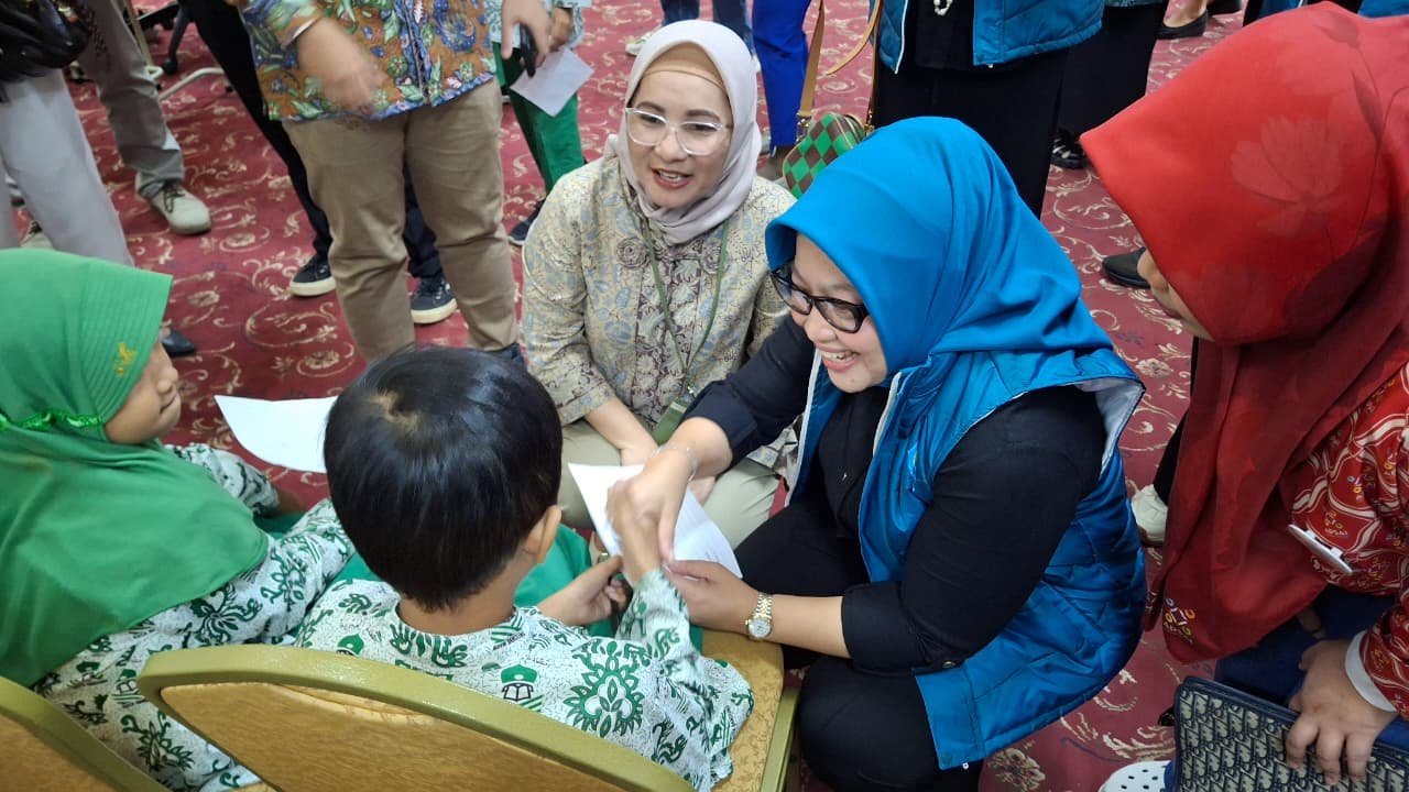 (DP3AKB) Jawa Barat Dan TP PKK Jawa Barat Gelar Pemeriksaan Kesehatan Mata Dan Pembagian Kacamata Gratis Untuk 2.700 Anak Anak SD