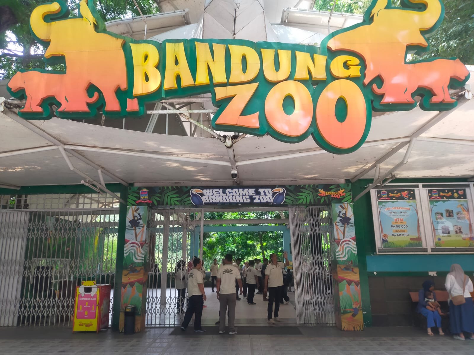 Bandung Zoo Dibuka, Warga Bahagia