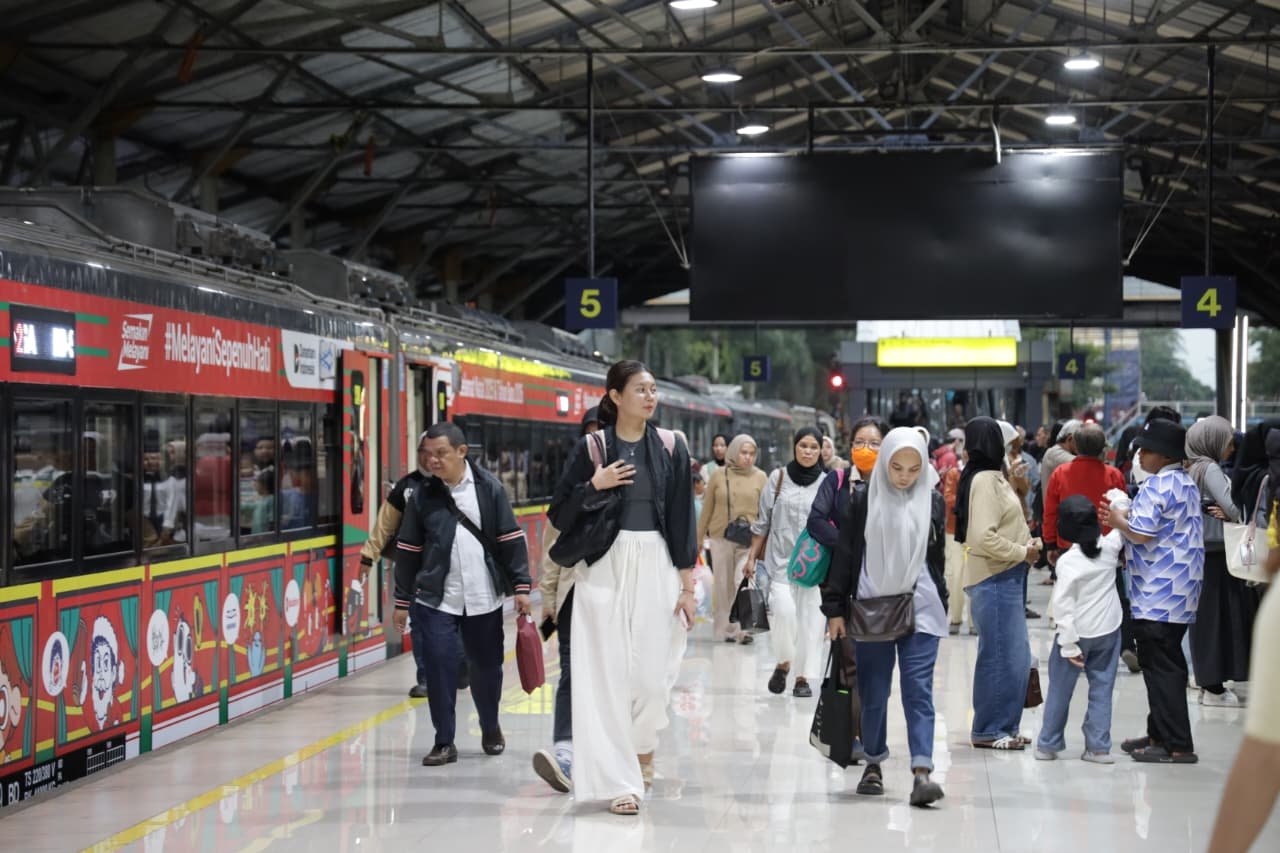 Nataru 2025-2016: Ratusan Ribu Lembar Tiket Terjual, Penumpang Kereta Kian Berjubel
