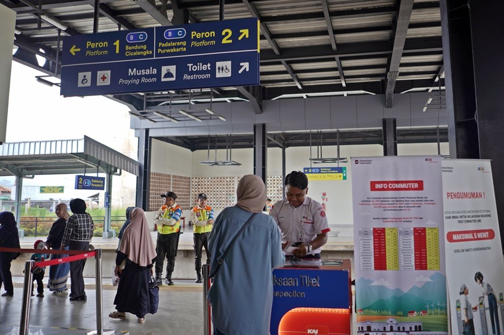 Simpul Transportasi Kawasan Bandung Barat: Stasiun Gadobbangkong, Volume Penumpang Commuter Line Jadi Buktinya