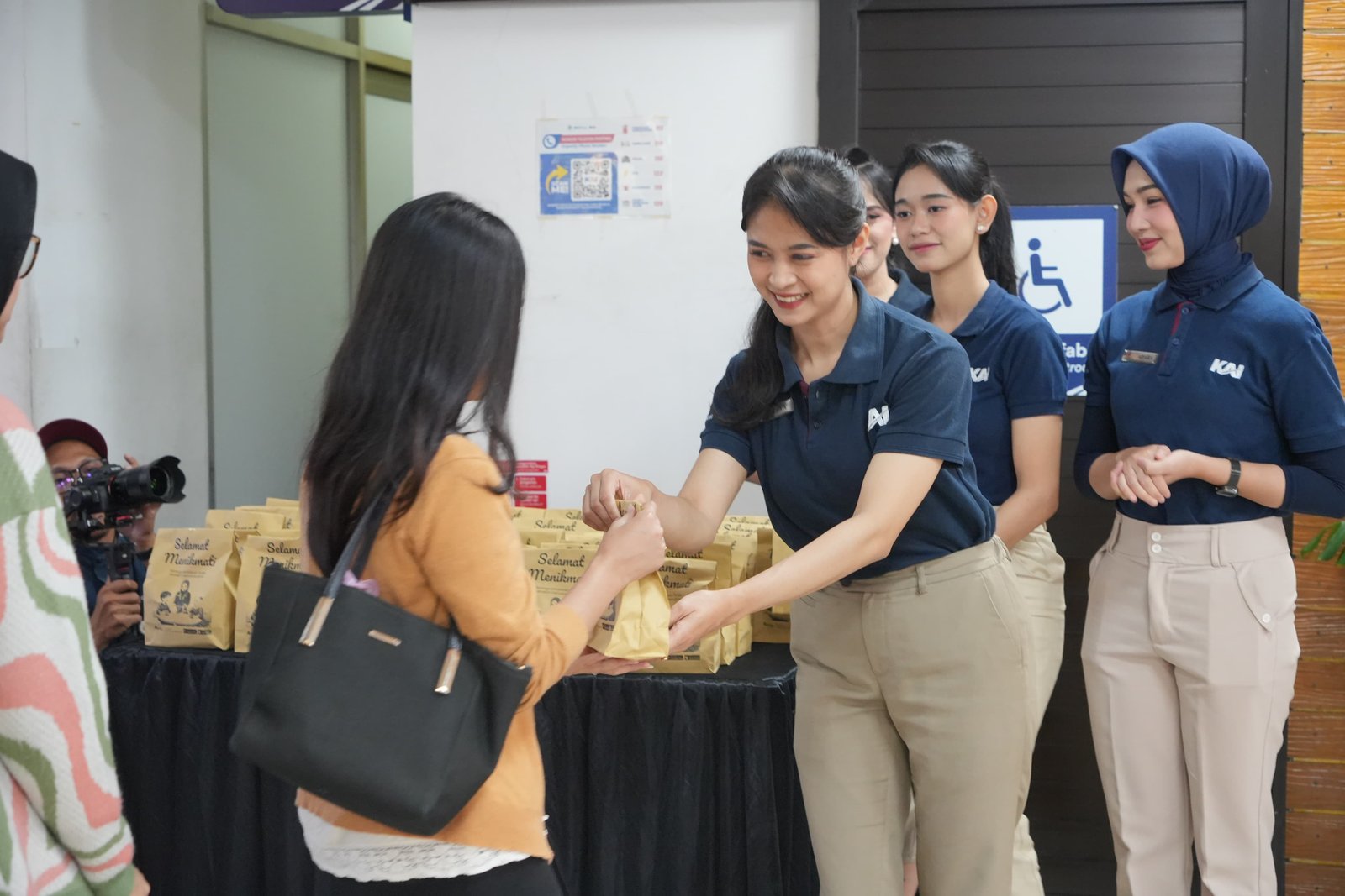 Ramadan-Idul Fitri: KAI Memang Manjakan Para Penumpangnya, Takjil Gratis Jadi Buktinya