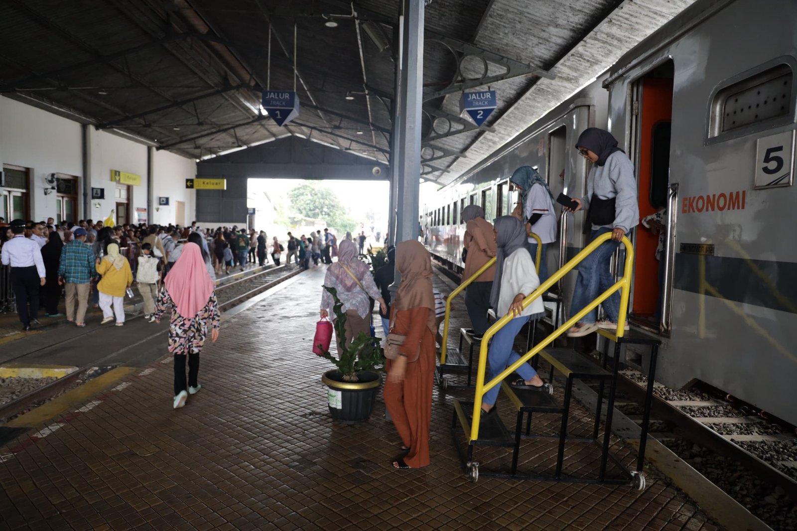 Masa Angkutan Idul Fitri: Di Wilayah 2 Bandung, Penumpang Commuter Line Luber, Jumlahnya Mendekati 850 Ribu Orang, Ini Data KCI