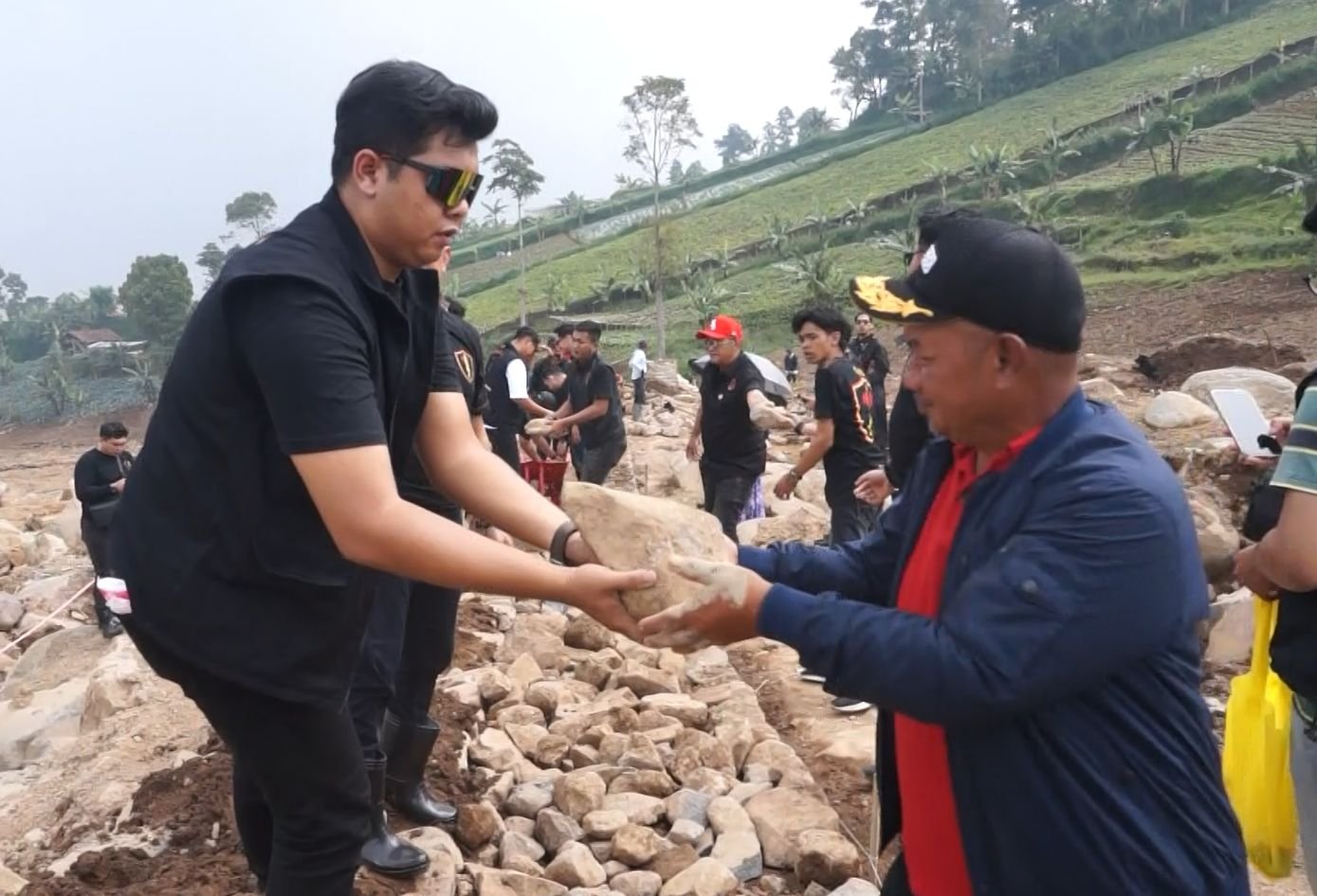 Pasca Longsor Pasirlangu, Garda Mawar Bangun Jalan Akses Ekonomi Warga dan Beri Harapan Baru